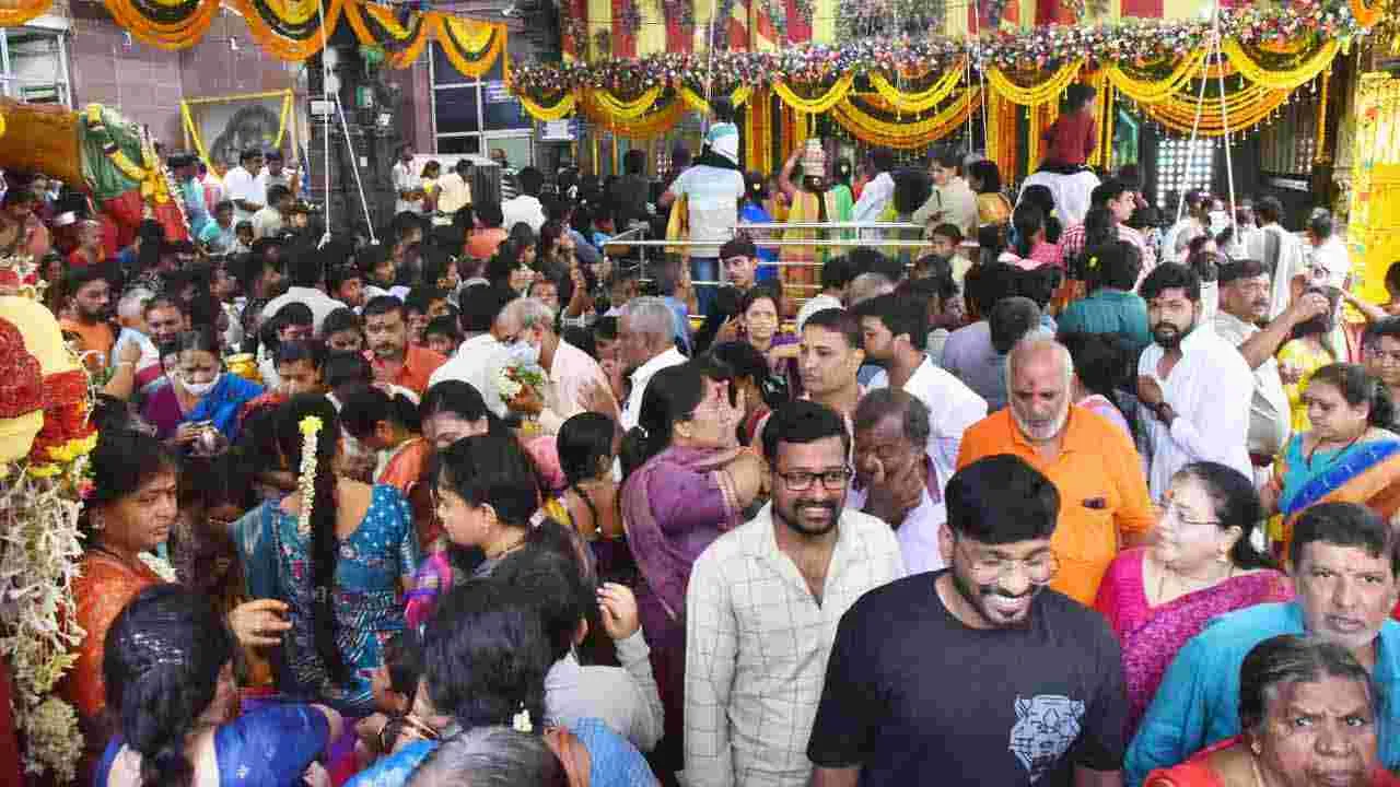 Ujjaini Mahakali Temple In Secundrabad: తొలి ఏకాదశి.. ఉజ్జయిని మహాకాళి ఆలయానికి పోటెత్తిన భక్తులు