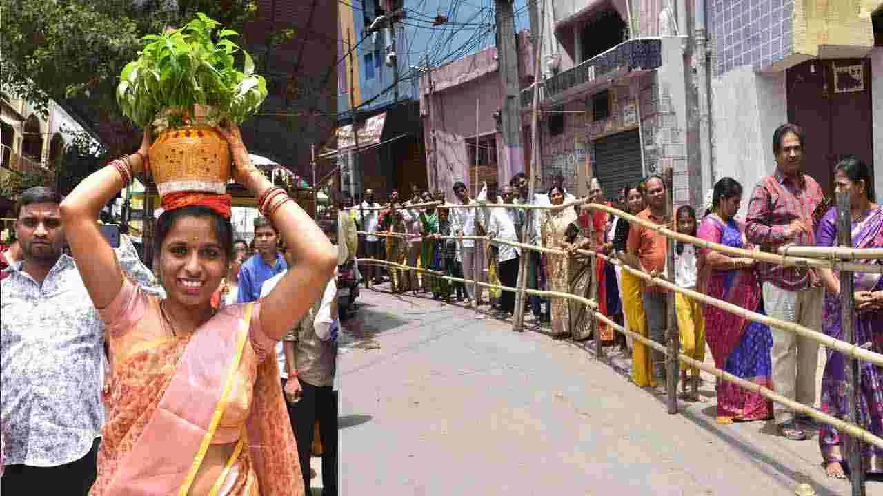 Ujjaini Mahakali Temple In Secundrabad: తొలి ఏకాదశి.. ఉజ్జయిని మహాకాళి ఆలయానికి పోటెత్తిన భక్తులు