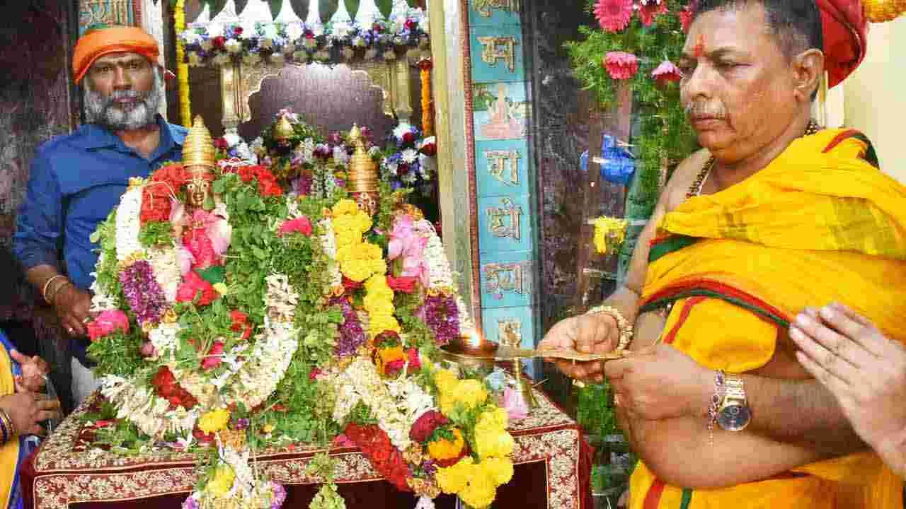 Ujjaini Mahakali Temple In Secundrabad: తొలి ఏకాదశి.. ఉజ్జయిని మహాకాళి ఆలయానికి పోటెత్తిన భక్తులు