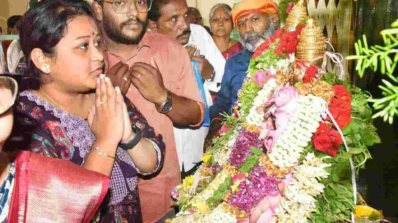 Ujjaini Mahakali Temple In Secundrabad: తొలి ఏకాదశి.. ఉజ్జయిని మహాకాళి ఆలయానికి పోటెత్తిన భక్తులు