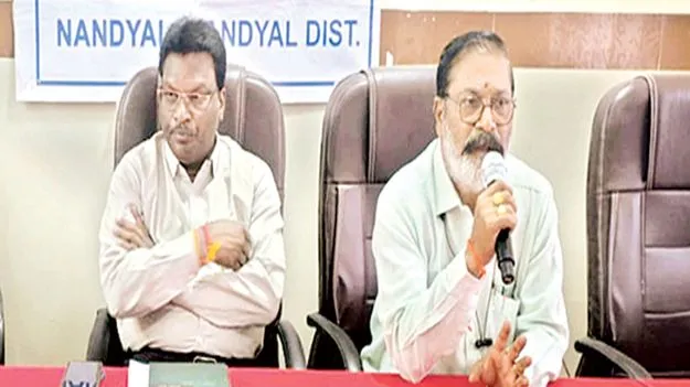 ల్యాబ్‌ టెక్నీషియన్లు సమయపాలన పాటించాలి