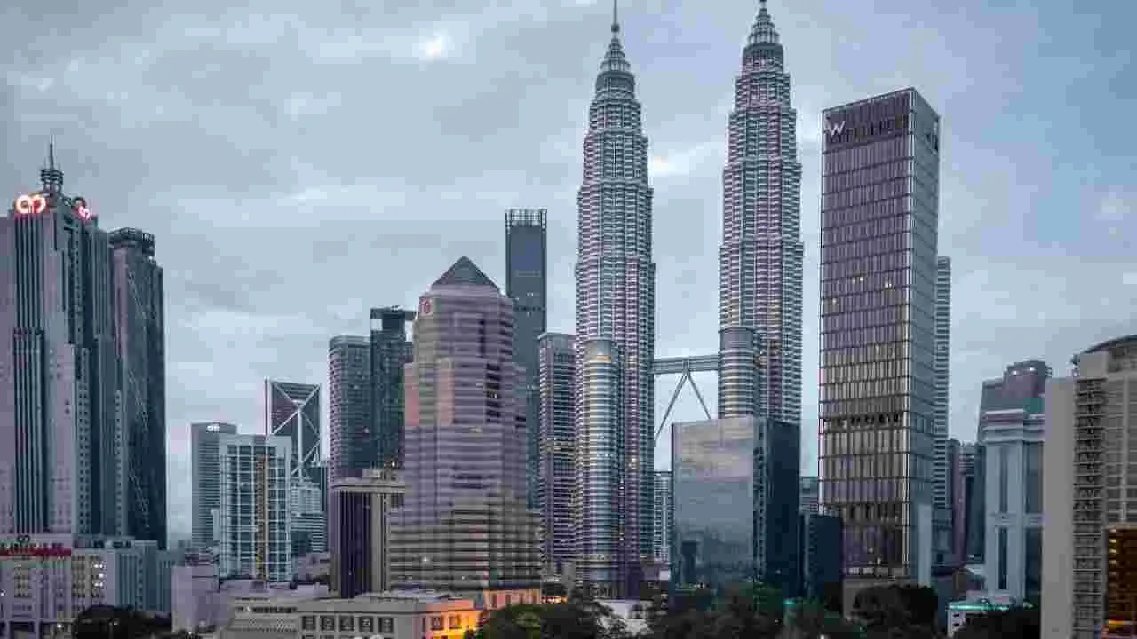 Indian Traveller: మలేషియాకు వెళ్లొచ్చాక కనువిప్పు.. మన పరిస్థితి తలుచుకుని సిగ్గుపడుతున్నానంటూ భారతీయుడి పోస్టు