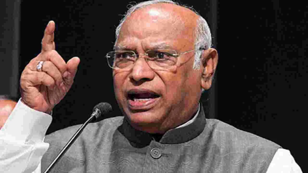 Mallikarjun Kharge: మోదీతో ఏం జరిగిందో ఆయనే చెప్పాలి.. ధన్‌ఖడ్ రాజీనామాపై ఖర్గే