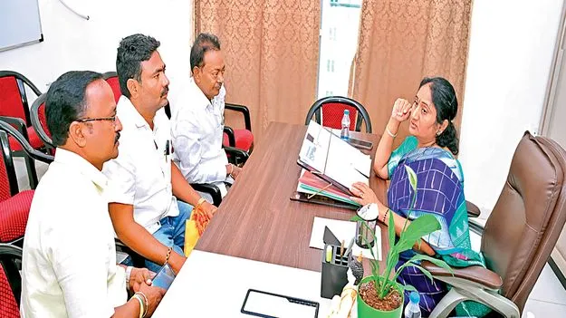 రూట్స్‌ సేవలు ఆదర్శనీయం: మంత్రి సవిత