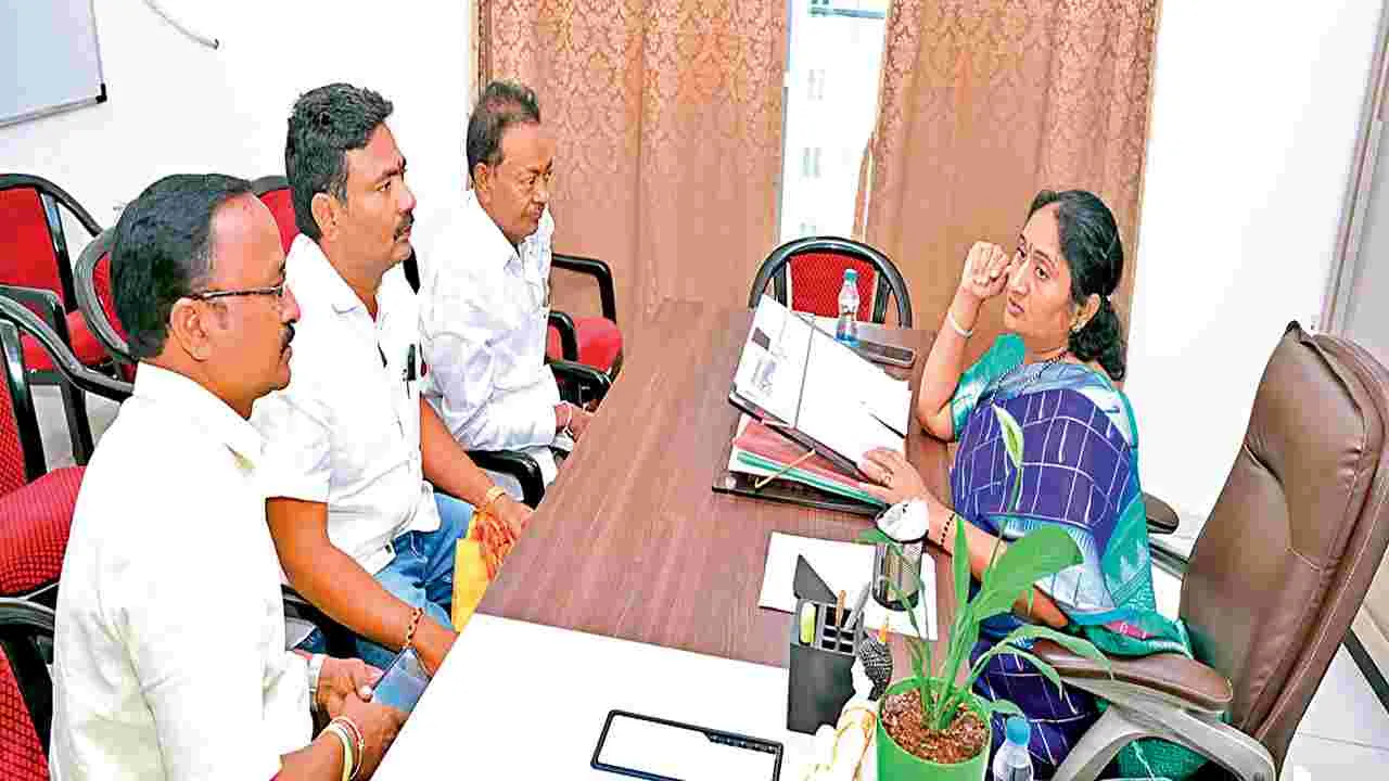 రూట్స్‌ సేవలు ఆదర్శనీయం: మంత్రి సవిత