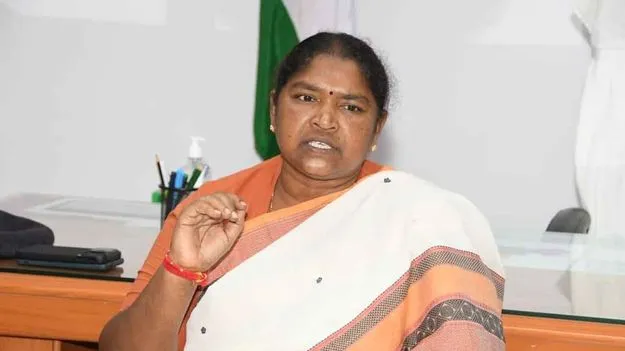 Minister Seethakka: ఆ నిధులు పక్కదారి పట్టించారు.. కేసీఆర్‌పై మంత్రి సీతక్క ఫైర్