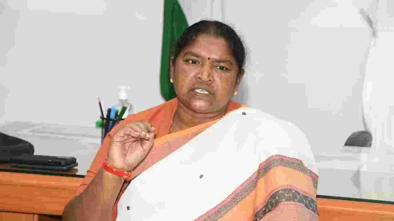Minister Seethakka: ఆ నిధులు పక్కదారి పట్టించారు.. కేసీఆర్‌పై మంత్రి సీతక్క ఫైర్