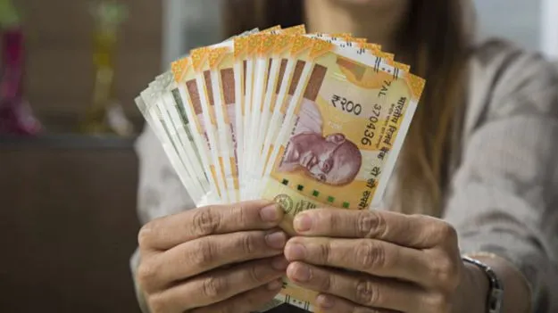 Money Saving Tips:  210 రూపాయలతో 5000 హామీ.! ఈ ప్రభుత్వ స్కీం గురించి మీకు తెలుసా?