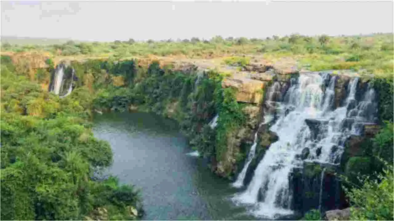Monsoon Spots Around Hyderabad: వర్షాకాలంలో హైదరాబాద్‌ దగ్గరలోని బ్యూటీఫుల్ స్పాట్స్ ఇవే.!