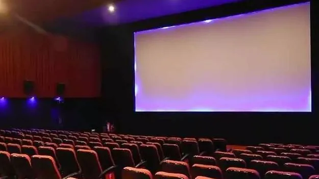 Sravanthi Theatre: కింగ్డమ్ సినిమా కోసం మరమ్మతులు.. భారీ అగ్ని ప్రమాదం..