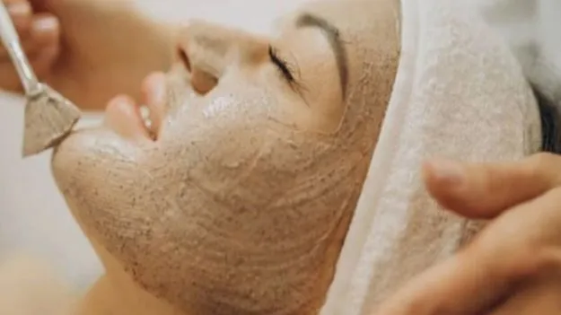 Beauty Tips: ముల్తానీ మట్టి VS శనగ పిండి.. ముఖానికి ఏది మంచిది..