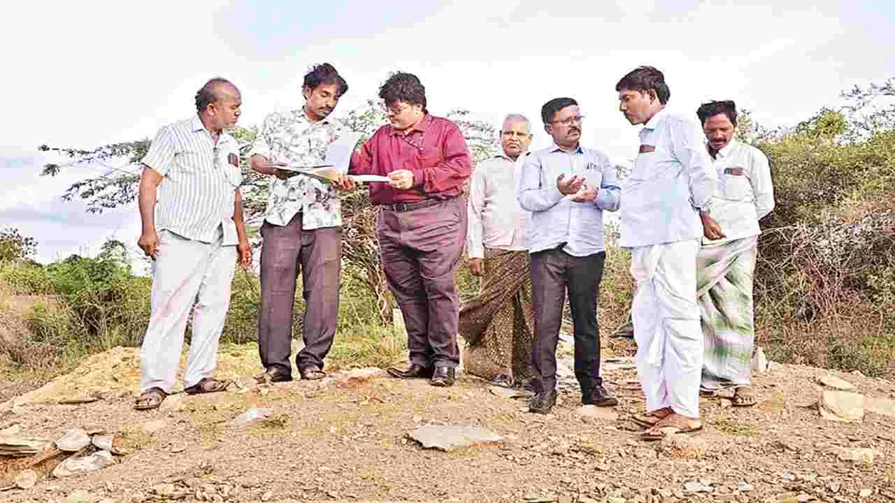 వాటర్‌షెడ్‌ పనుల పరిశీలన 