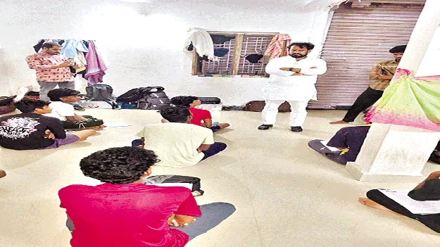 రెగ్యులర్‌ వార్డెన్‌ లేకపోతే ఎలా?