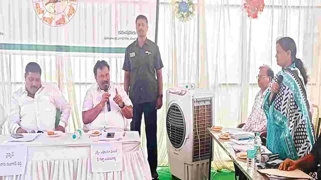 కౌన్సిల్‌ మీట్‌ రసాభాస