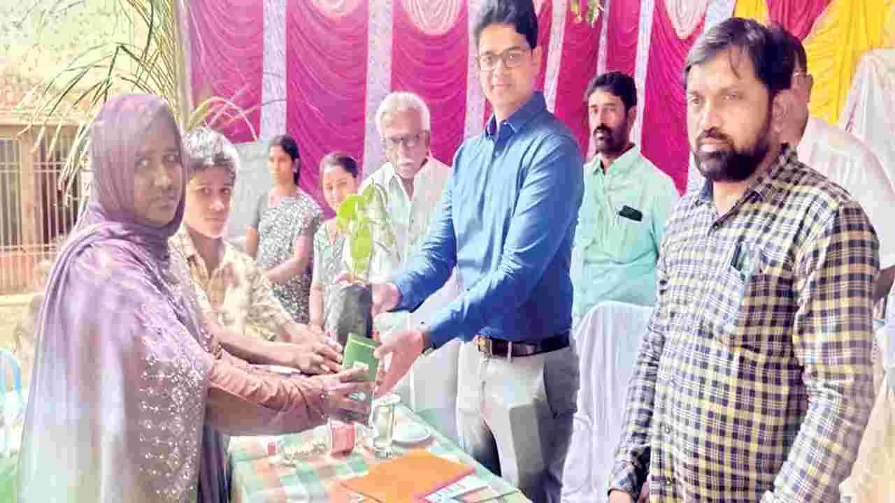 విద్యతోనే ఉజ్వల భవిష్యత్తు