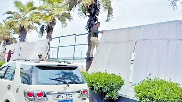 Lokesh: పరదాలు తీయించిన మంత్రి లోకేశ్‌