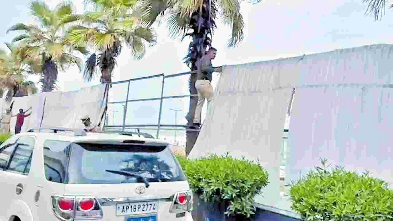 Lokesh: పరదాలు తీయించిన మంత్రి లోకేశ్‌