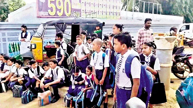 ఆలస్యంగా స్కూలుకు వస్తున్నారని..