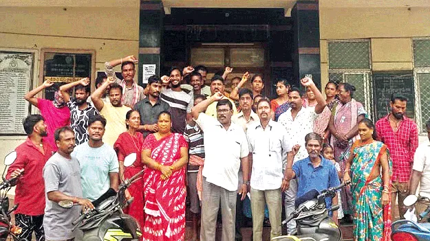 మునిసిపల్‌ పారిశుధ్య కార్మికుల ధర్నా