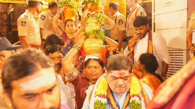 Ujjaini Mahankali: బోనమెత్తిన లష్కర్.. తొలి బోనం  సమర్పించిన మంత్రి ప్రభాకర్ దంపతులు