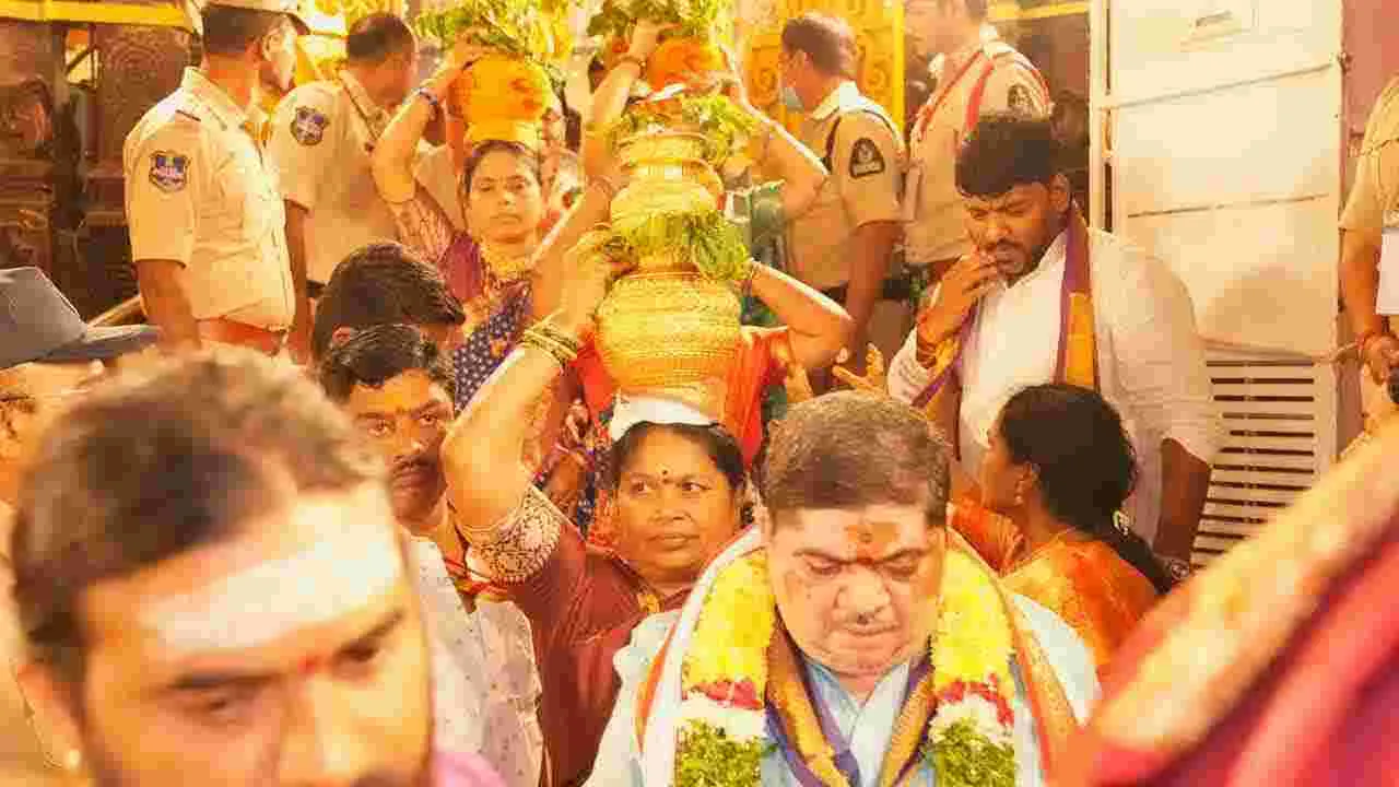 Ujjaini Mahankali: బోనమెత్తిన లష్కర్.. తొలి బోనం  సమర్పించిన మంత్రి ప్రభాకర్ దంపతులు