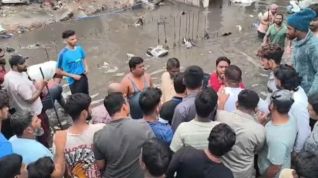 MLA Zafar Hussain: పాత బస్తీలో ఎమ్మెల్యేపై తిరగబడిన ప్రజలు.. ఎందుకంటే..
