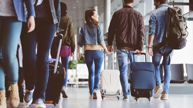 Smart Packing Tips: టూర్లపై వెళ్లే వారు తమ సూట్కేసుల్లో పెట్టకూడని వస్తువులు ఇవీ