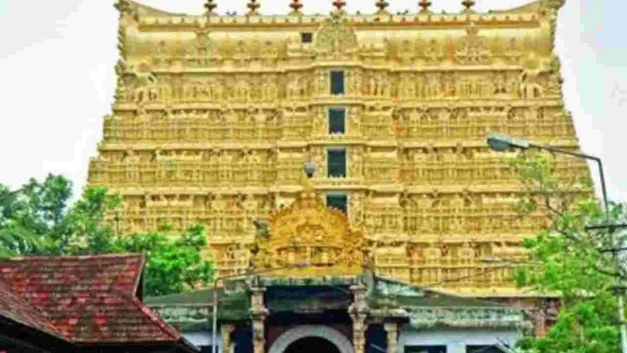 Padmanabhaswamy Temple: కెమెరా కళ్లద్దాలతో పద్మనాభ స్వామి ఆలయంలోకి వెళ్లేందుకు యత్నం 