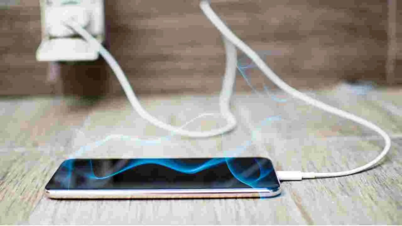 Phone Charging-Overheating: చార్జింగ్ చేసేటప్పుడు మొబైల్ ఫోన్ వేడెక్కకుండా ఉండాలంటే.. 