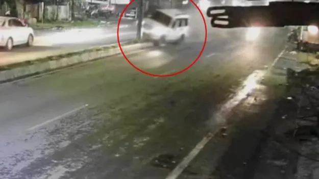 Scorpio Accident: షాకింగ్ రోడ్డు ప్రమాదం.. స్కార్పియో కారు అదుపు తప్పి బిల్ బోర్డు స్తంభాన్ని ఢీకొట్టడంతో..