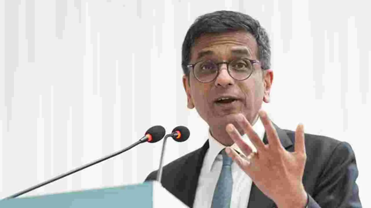 Supreme Court: మాజీ సీజేఐ చంద్రచూడ్‌ను ఖాళీ చేయించండి