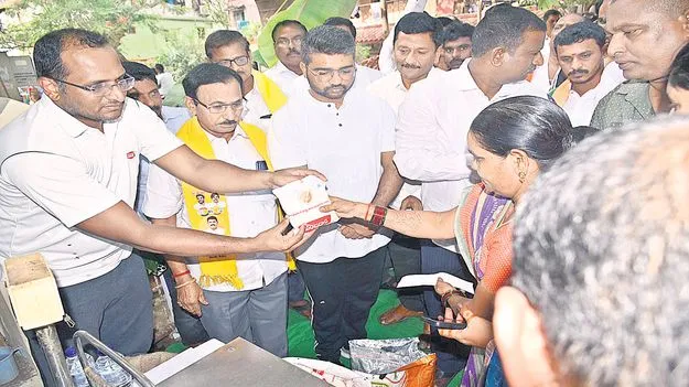 రేషన్‌ డిపోల్లో సందడి