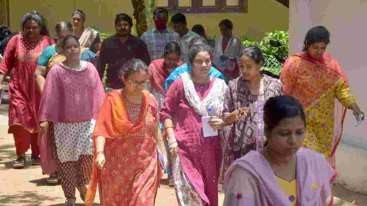మెగా డీఎస్సీ పరీక్షలు ప్రారంభం.. హాజరైన అభ్యర్థులు