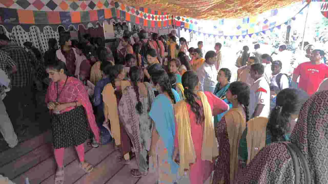 మెగా డీఎస్సీ పరీక్షలు ప్రారంభం.. హాజరైన అభ్యర్థులు