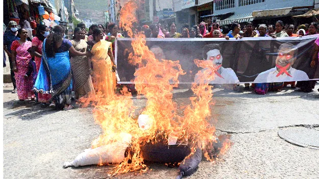 రెండో రోజూ రగిలిన మహిళలు