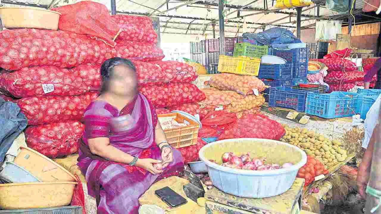 డ్వాక్రా దుకాణాలకు పైరవీలు