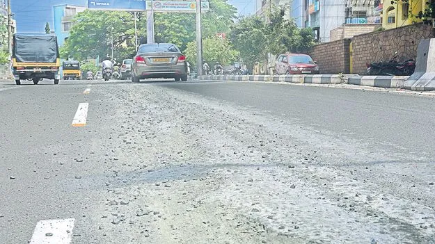 కాంక్రీట్‌ మిక్సర్లతో రహదారులు నాశనం