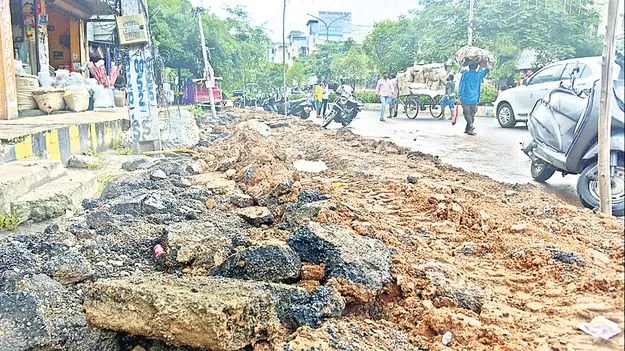నరకం చూపిస్తున్న రోడ్లు