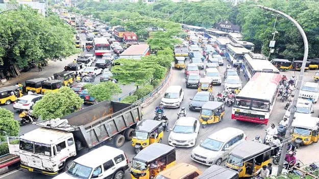 హైవేపై ట్రాఫిక్‌ జామ్‌