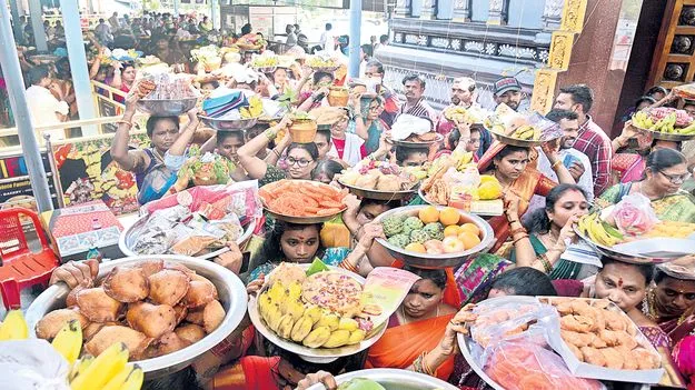 కరకచెట్టు పోలమాంబకు సారె సమర్పణ 