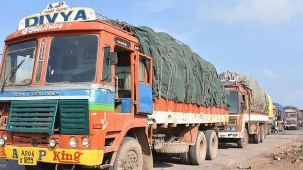 Green Tax: లారీలపై జగన్ గ్రీన్ బాదుడు భారీగా తగ్గింపు