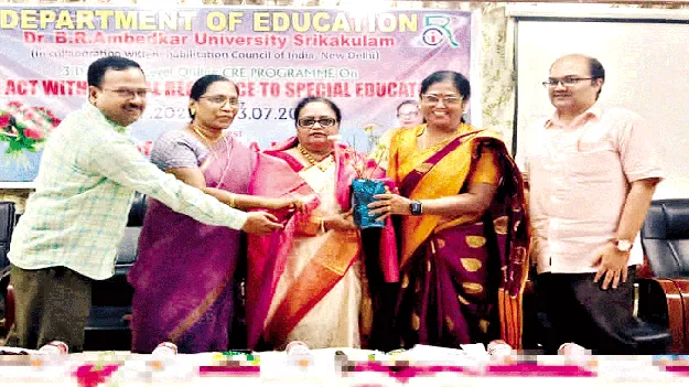 ఉచిత నిర్బంధ విద్యతో ప్రయోజనాలు: వీసీ