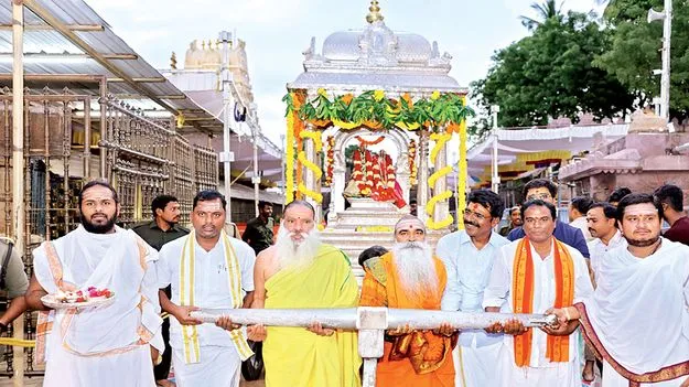 శ్రీశైలంలో వెండి రథోత్సవం