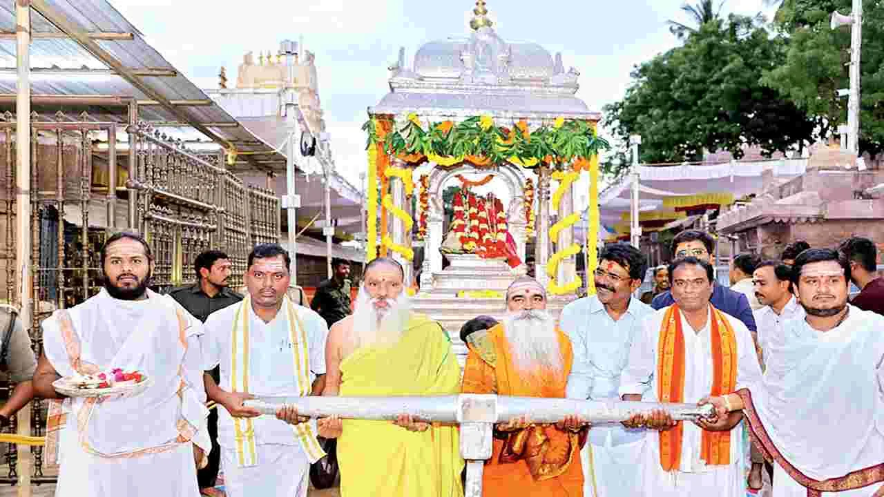 శ్రీశైలంలో వెండి రథోత్సవం