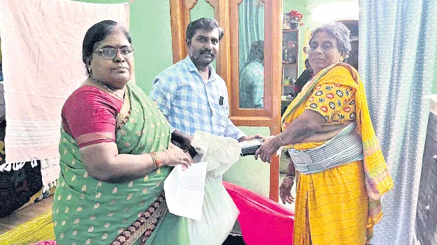 వృద్ధులు, దివ్యాంగులకు రేషన్‌ పంపిణీ ప్రారంభం