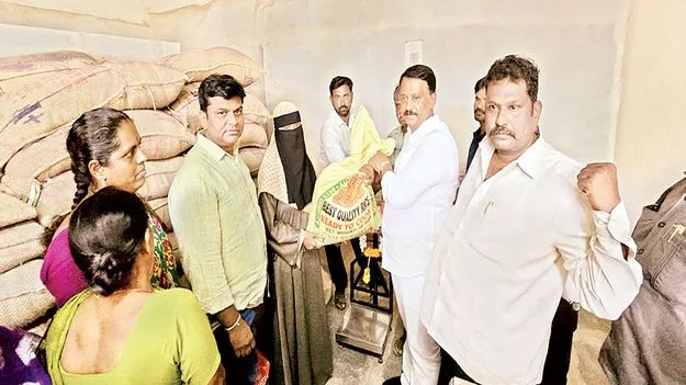 రేషన్‌ దుకాణాల్లో సరుకుల పంపిణీ