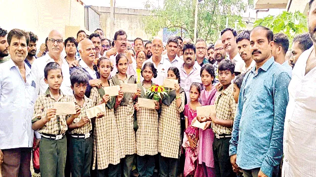 విద్యార్థుల సైకిళ్లకు నగదు పంపిణీ