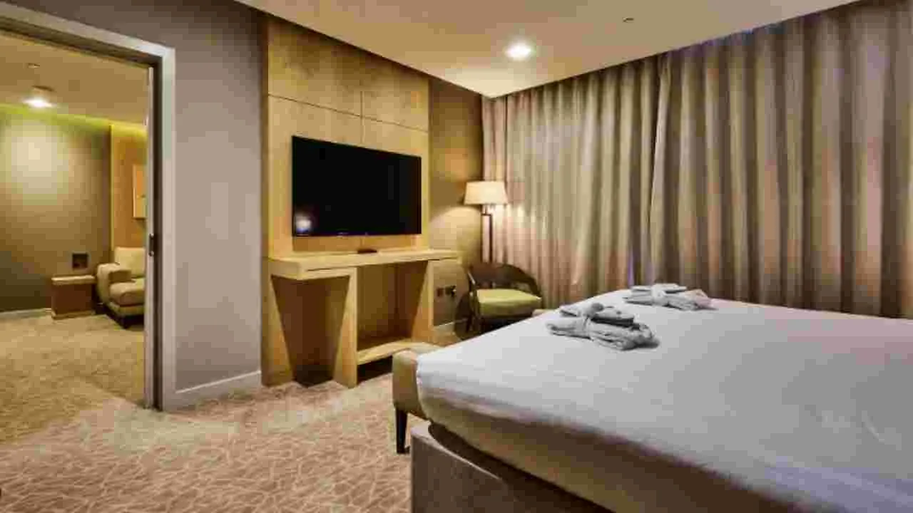 Hotel Rooms : హోటల్‌లో రూమ్ తీసుకోవడమే కాదు.. ఇవి కూడా గమనించండి.. 
