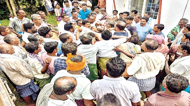  ఎరువుల కోసం రైతుల తోపులాట 