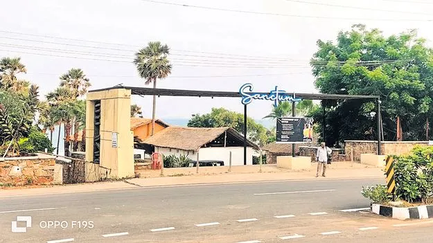 రెస్టో బార్ల నిర్మాణం అక్రమం